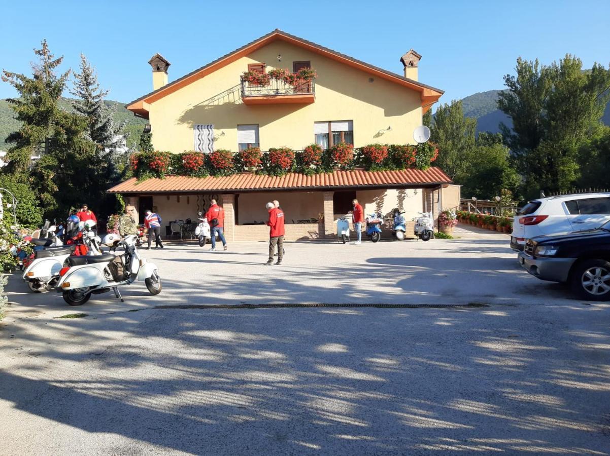 Cagnano Amiterno Le Stanze Di Baccoヴィラ エクステリア 写真